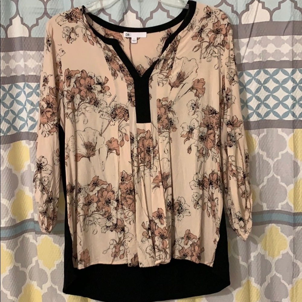 Lightweight top with neutral floral design